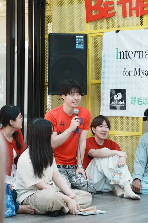An IDFC2026 participant speaking into a microphone during an exchange